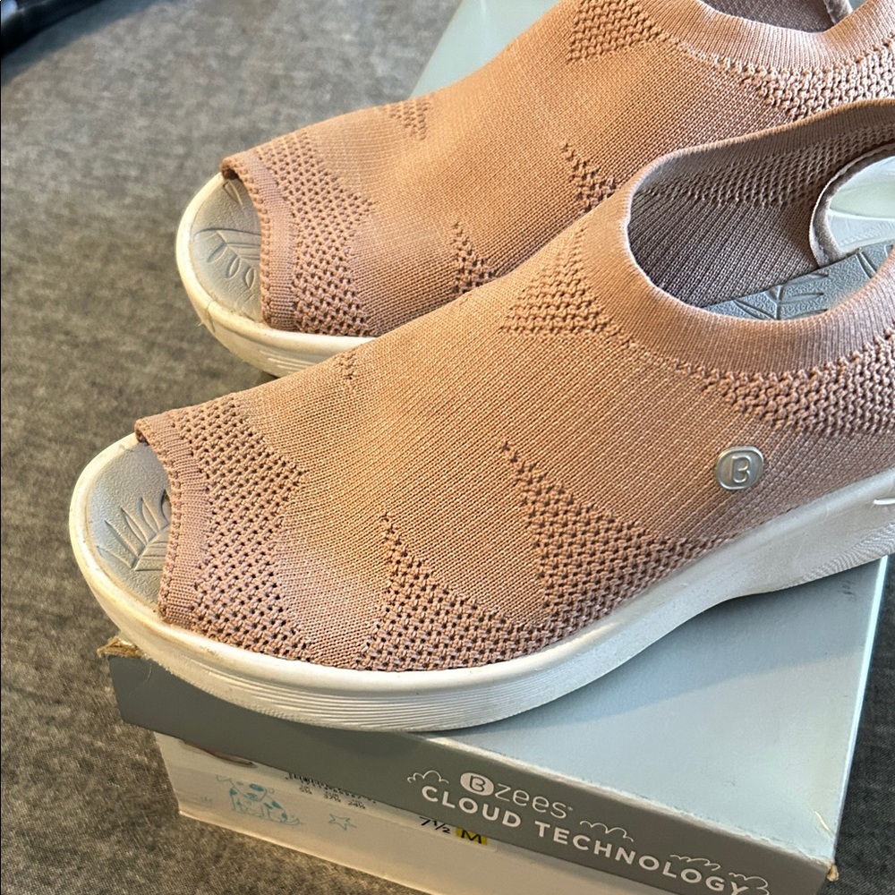 Bzees Pink Knit Open-Toe Slingback Sandals like new only worn a few times. - Picture 5 of 6